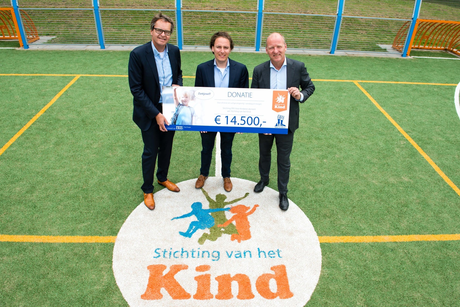 uitreiking cheque stichting van het kind