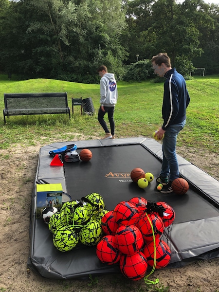 trampoline springen - trampoline aangeschaft- locatie Santpoort van Kenter Jeugdhulp