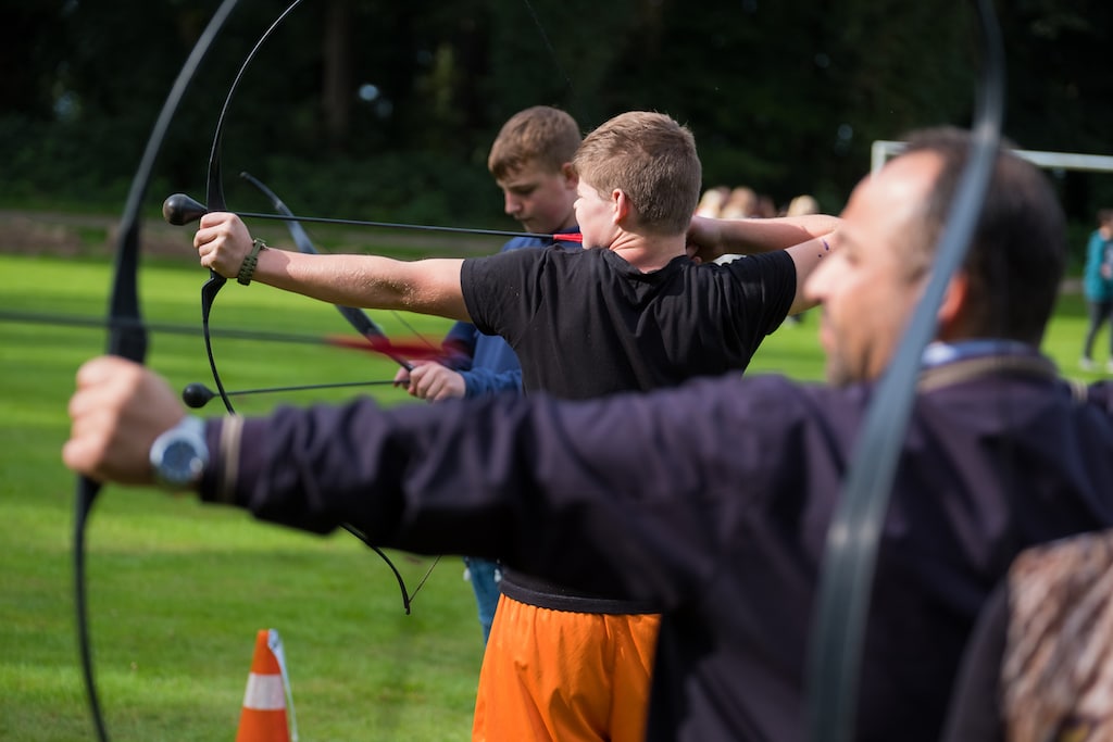 jongens pijl en boog schieten sportdagen - stichting van het kind